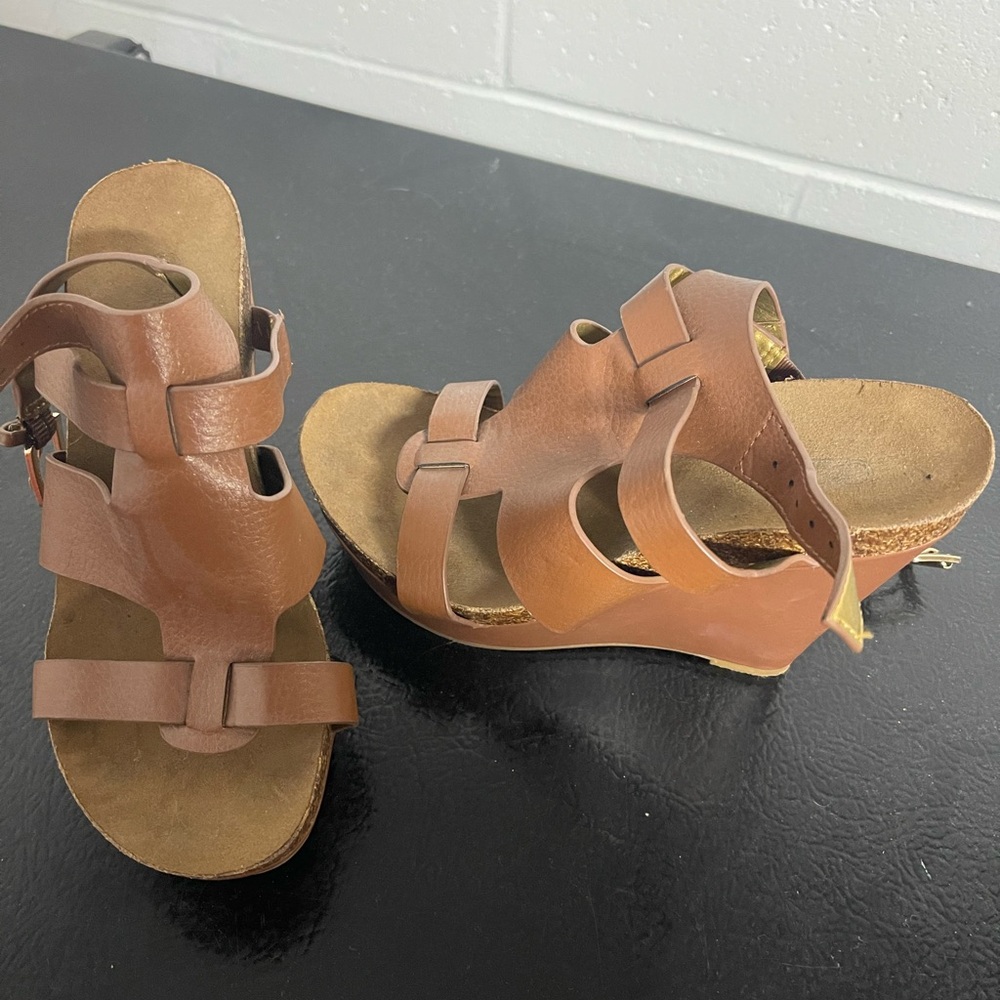Women’s sandals, brown, size 6, ankle strap with buckle